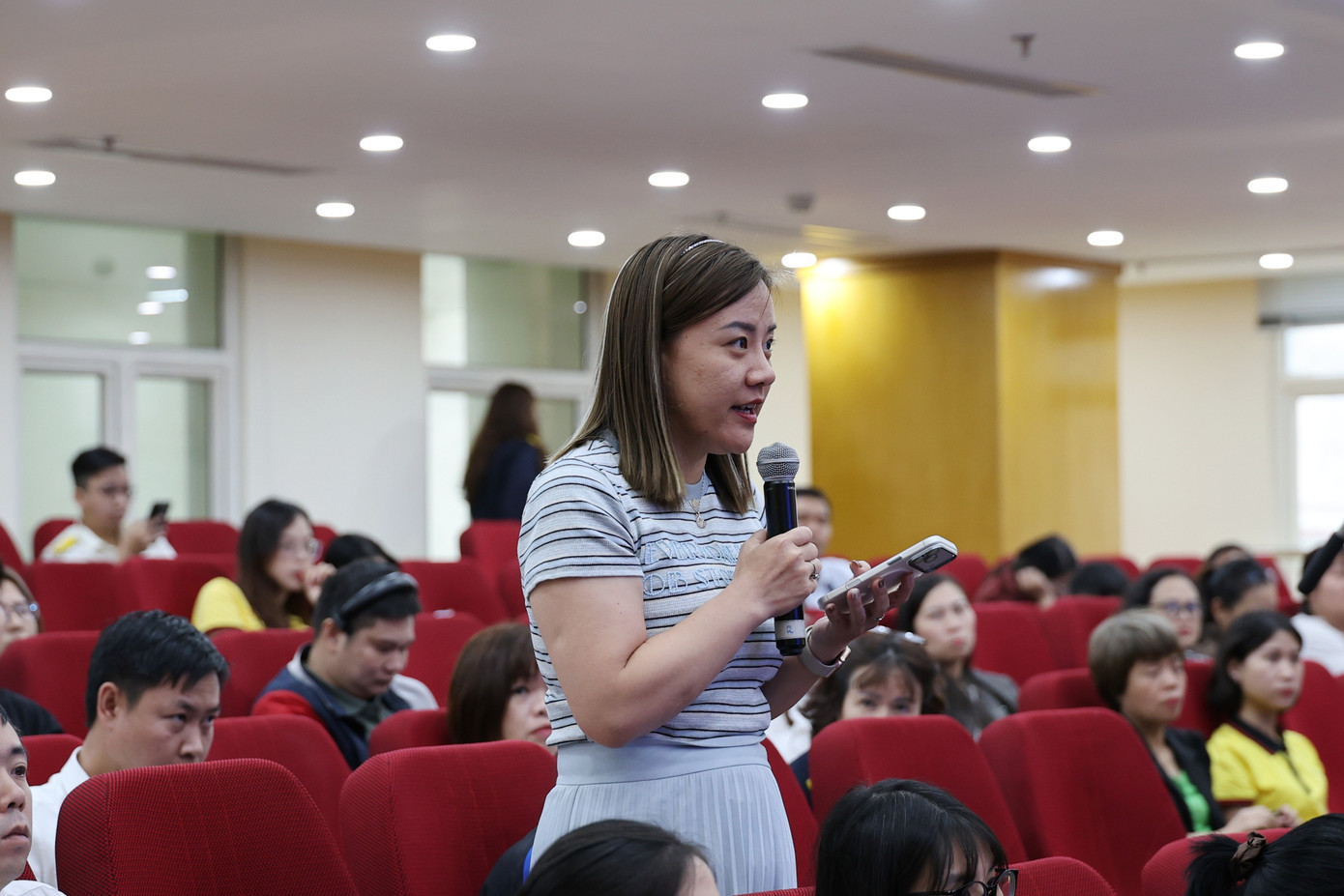 Hộ kinh doanh đặt câu hỏi tới cơ quan thuế. Hộ kinh doanh đặt câu hỏi tới cơ quan thuế.