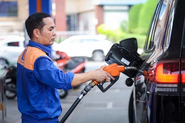 Giá xăng dầu ở Việt Nam hiện ở mức thấp hơn các nước trong khu vực- Ảnh 1.