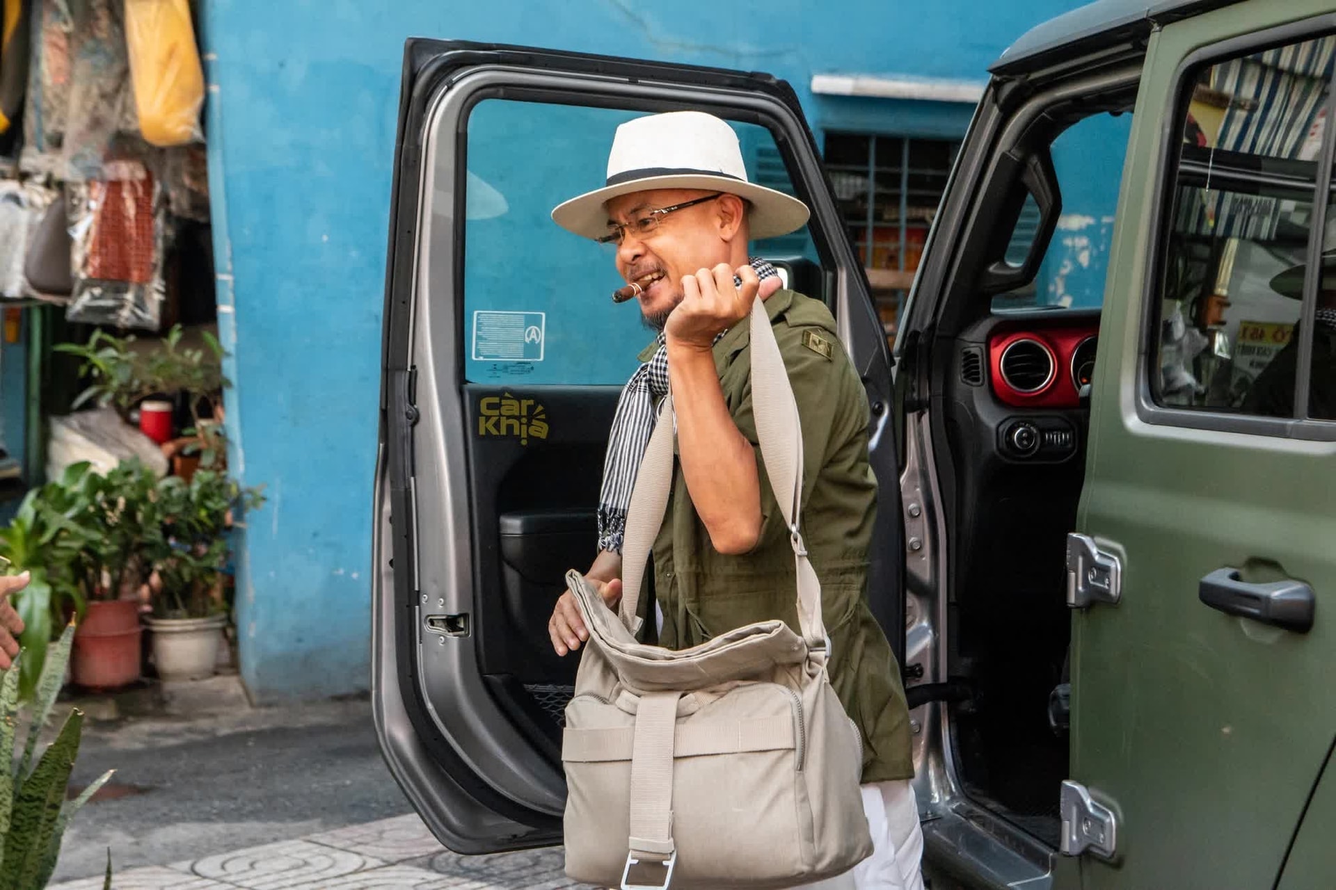 'Lác mắt' dàn siêu xe 700 chiếc trị giá hơn 3.000 tỷ của ông Đặng Lê Nguyên Vũ xuống phố Sài Gòn, người dân vây kín chiêm ngưỡng