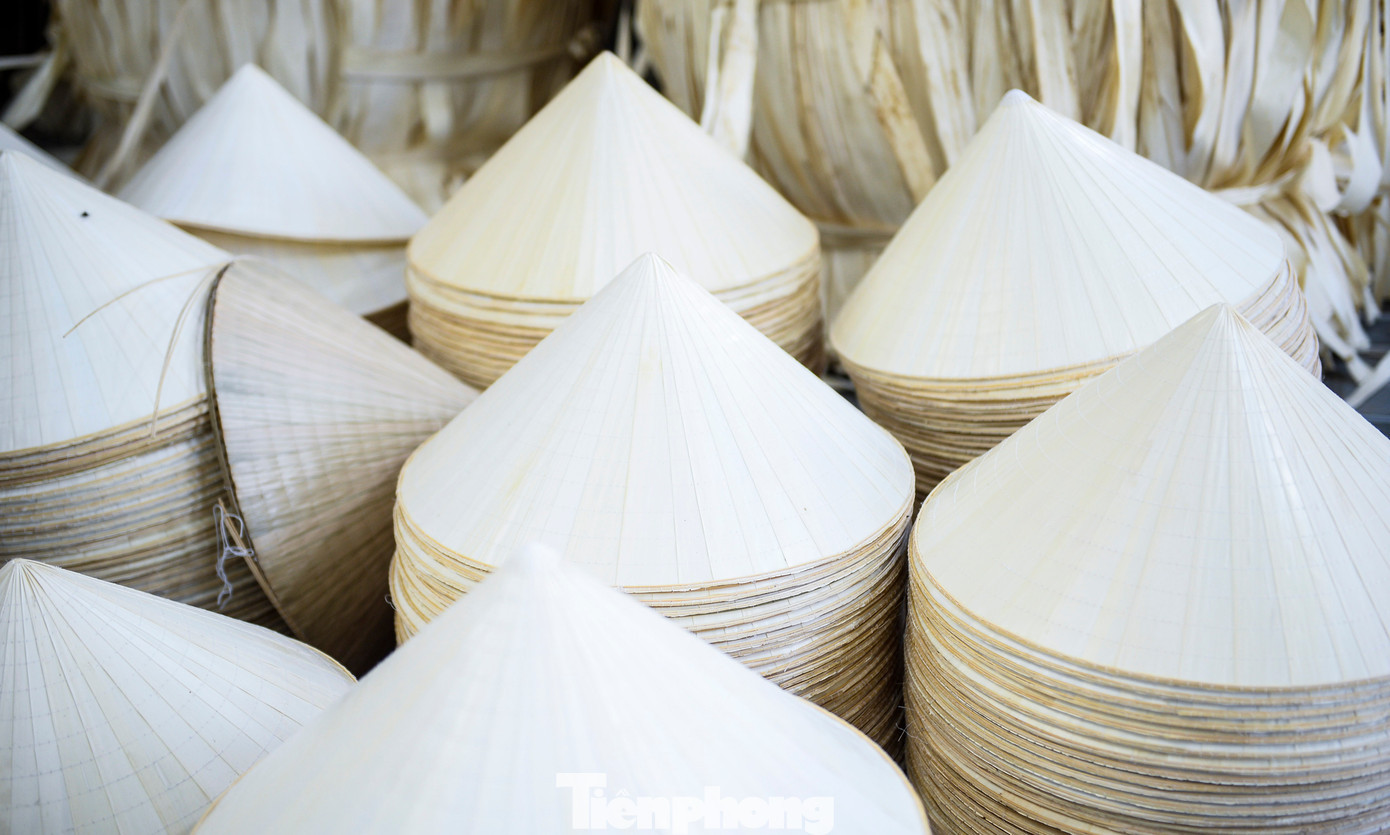 Theo người dân địa phương, nghề làm nón lá tại đây ban đầu chỉ là quy mô vài gia đình, rồi dân lan tỏa thành sinh kế cộng đồng với hàng trăm hộ dân. Năm 2014, nghề làm nón lá Trường Giang được công nhận là làng nghề truyền thống. Sản phẩm này sau đó lọt top 100 thương hiệu nổi tiếng và được bảo hộ nhãn hiệu tập thể vào năm 2016. tp-18.jpg