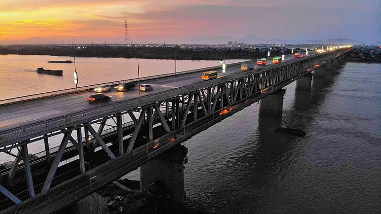 cầu Thăng Long đã góp phần không nhỏ trong giao thông, vận chuyển hàng hóa, giao thương giữa các tỉnh phía bắc với Thủ đô Hà Nội.
