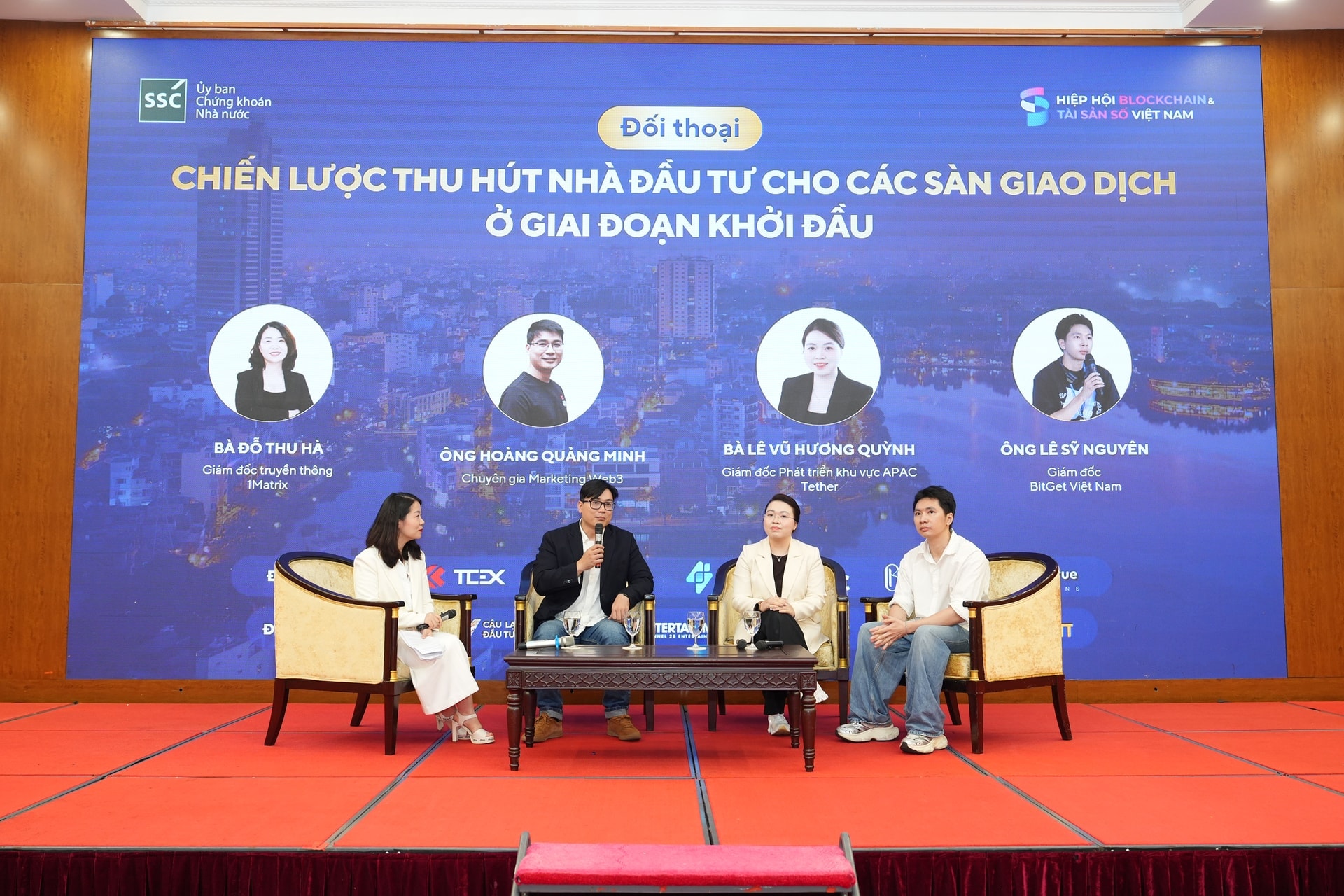 (Từ trái qua phải) Bà Đỗ Thị Thu Hà (Công ty 1Matrix), ông Hoàng Quảng Minh (Chuyên gia Marketing Web3), Bà Lê Vũ Hương Quỳnh (Tether) và ông Lê Sỹ Nguyên (Bitget Việt Nam) cùng thảo luận về những c