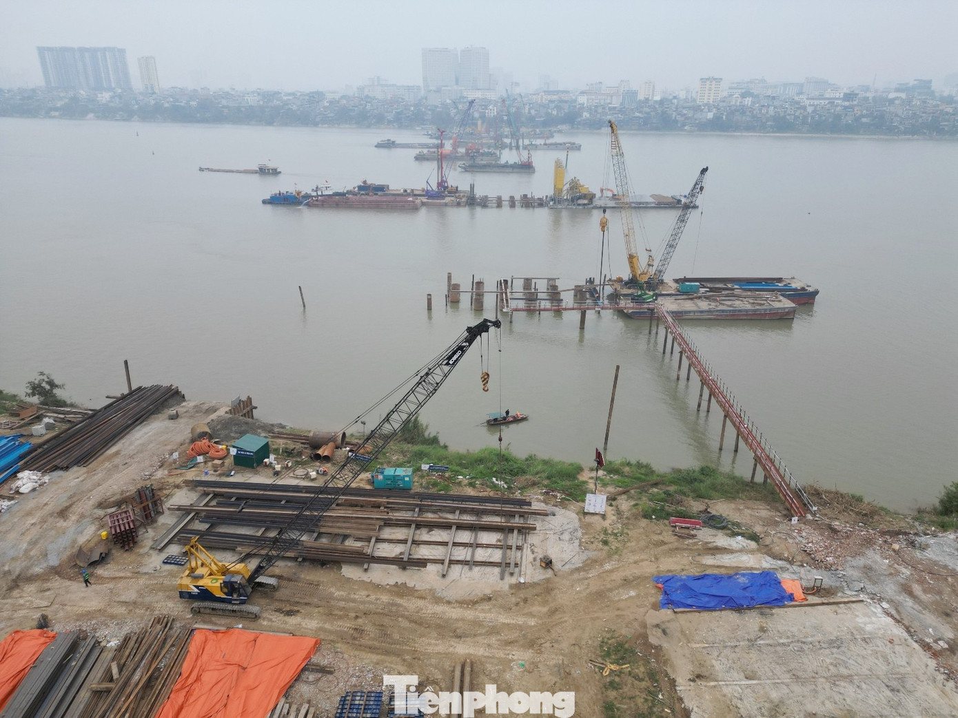 Toàn cảnh công trường cầu Trần Hưng Đạo bắc qua sông Hồng. tp-5-3811.jpg
