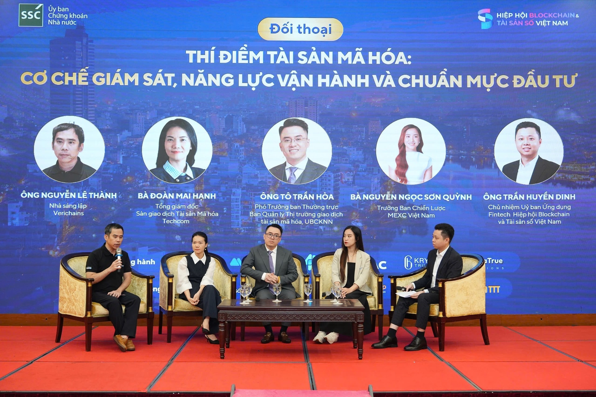 (Từ trái sang phải) Ông Nguyễn Lê Thành (Verichains), bà Đoàn Mai Hạnh (TCEX), ông Tô Trần Hòa (UBCKNN), bà Nguyễn Ngọc Sơn Quỳnh (MEXC Việt Nam) và ông Trần Huyền Dinh (VBA) trao đổi về việc thí 