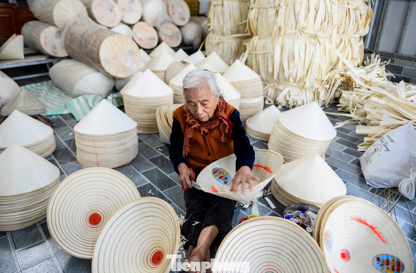 Làng nghề nón lá ở xã Trường Văn có nguồn gốc từ vùng Trường Giang xưa, hình thành khoảng những năm 1867. Qua nhiều biến động, nghề làm nón thủ công vẫn được người dân duy trì, trở thành làng nghề có tiếng và thương hiệu đặc biệt cho địa phương. tp-5.jpg