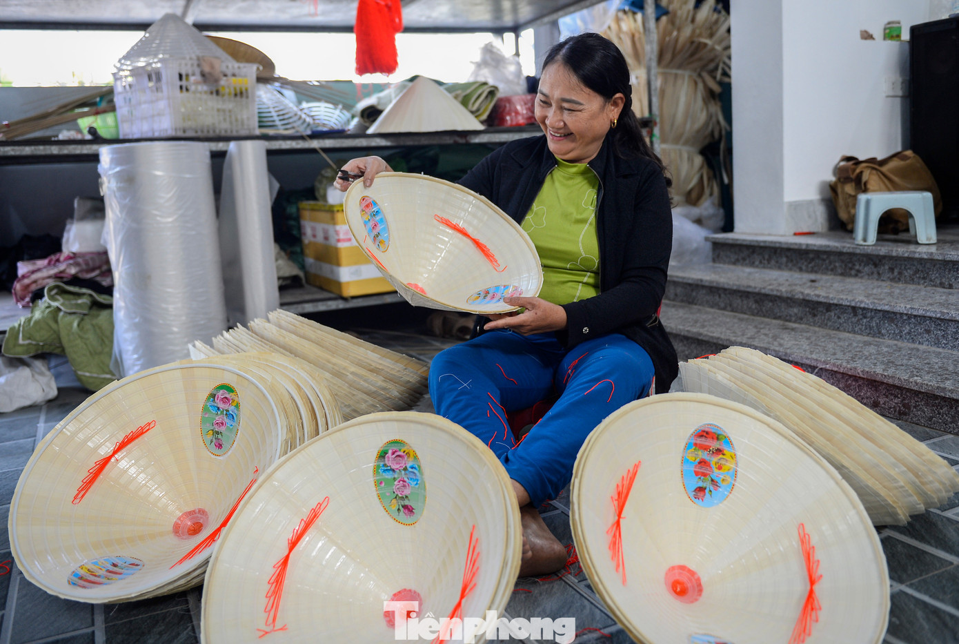 Chính quyền địa phương cho biết, toàn xã có gần 2.000 hộ với hơn 5.000 lao động, chủ yếu là phụ nữ nông thôn, tham gia sản xuất nón lá. Hiện, làng nghề đang đối mặt với áp lực chuyển dịch lao động khi nhiều người trẻ rời quê tìm việc làm khác. Bên cạnh đó, giá trị sản phẩm chưa cao, phụ thuộc vào thị trường truyền thống. tp-14.jpg