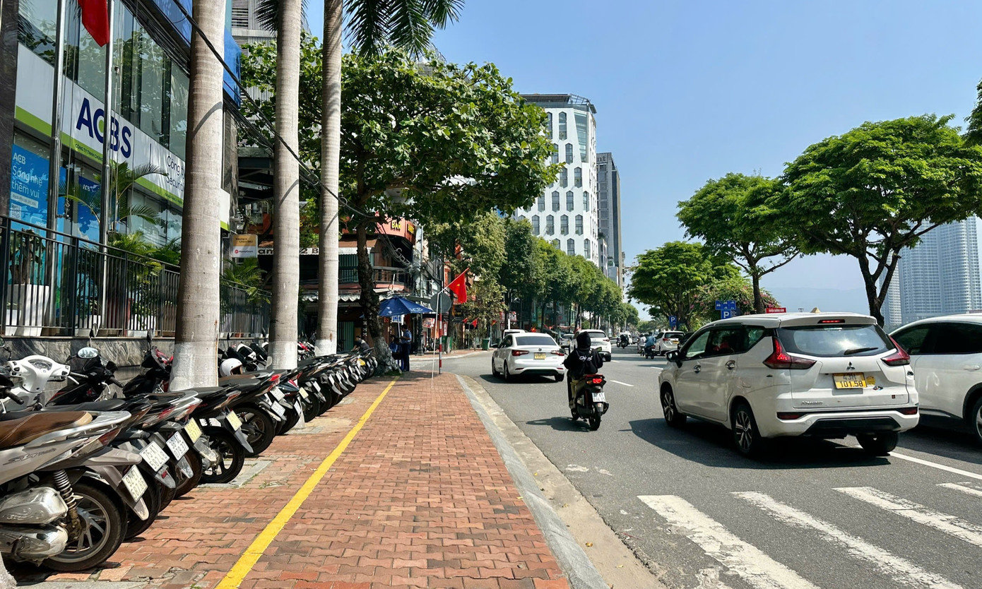 Tuyến đường Bạch Đằng đã thực hiện việc kẻ vạch, phân định rõ vị trí để xe và phần dành cho người đi bộ tạo cảnh quan đô thị văn minh dọc sông Hàn. Việc lập lại trật tự vỉa hè sẽ được TP. Đà Nẵng thực hiện từ ngày 28/3 và triển khai theo 3 giai đoạn. Trong đó, giai đoạn 1 (từ giữa tháng 3 đến 31/3) tập trung tuyên truyền, vận động người dân tự tháo dỡ vi phạm, đồng thời rà soát, kẻ vạch, sắp xếp hạ tầng. 2220673324625414310-2169.jpg