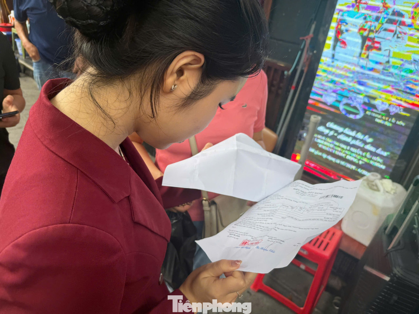 Nhân viên kiểm tra giấy hẹn trả vàng đúng ngày của khách. tp-bao-tin-minh-chau-1.jpg