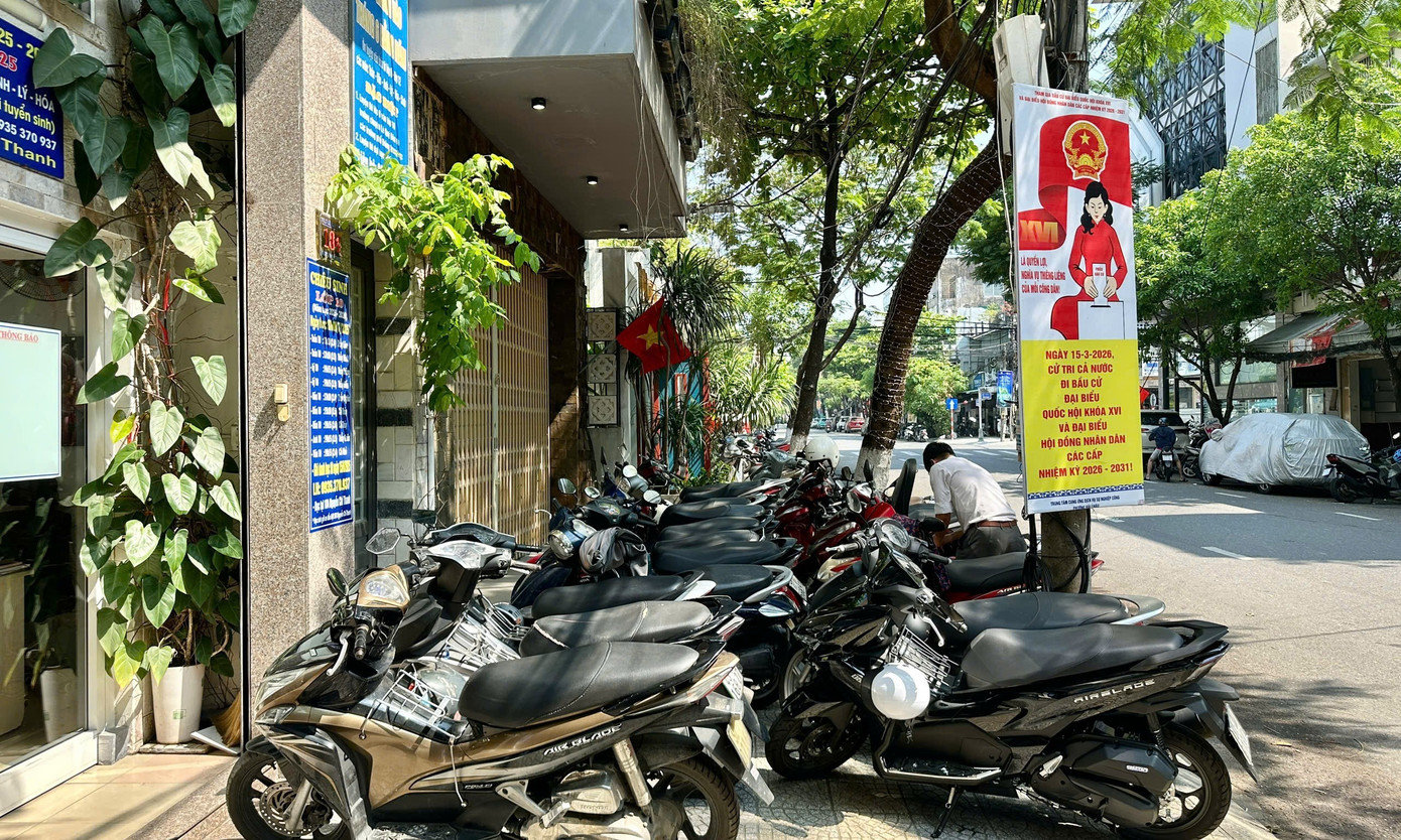 Với quyết tâm chấn chỉnh lại trật tự đô thị, UBND TP. Đà Nẵng đã ban hành kế hoạch siết quản lý, trong đó nhấn mạnh không cho phép sử dụng vỉa hè để buôn bán. Các hành vi đặt, để, lắp biển hiệu di động, bảng quảng cáo, chậu cây, tượng trang trí hay vật dụng khác trên vỉa hè, lòng đường đều bị nghiêm cấm. Thành phố cũng sẽ tổ chức lại việc sử dụng vỉa hè theo bề rộng, nhằm đảm bảo không gian cho người đi bộ. 3066399969152429084-1-4005.jpg
