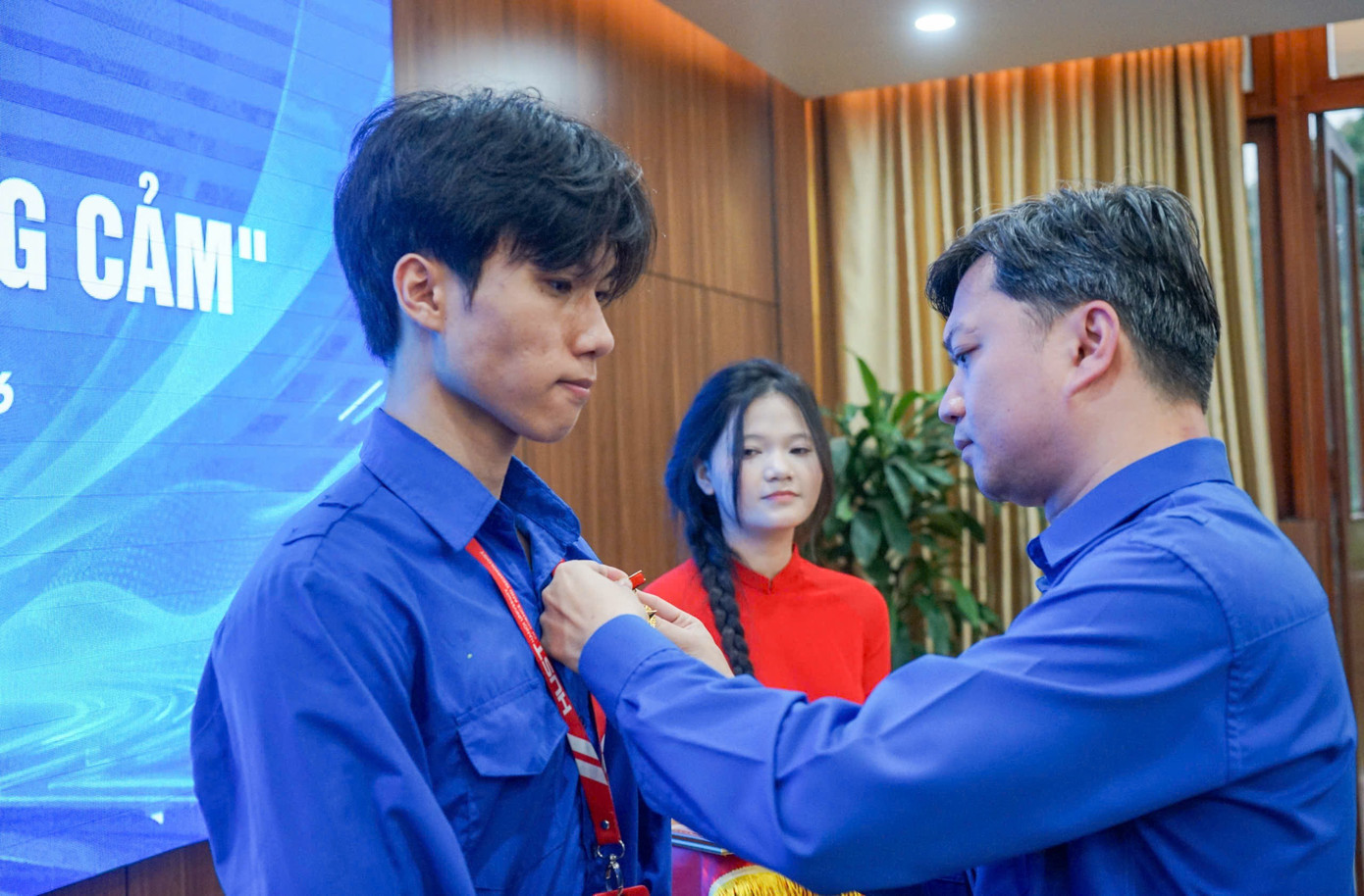 Anh Nguyễn Minh Triết - Bí thư thường trực Trung ương Đoàn trao tặng Huy hiệu “Tuổi trẻ dũng cảm” cho Nguyễn Lê Tú T.Ư Đoàn trao tặng Huy hiệu 'Tuổi trẻ dũng cảm' cho nam sinh Bách Khoa cứu người trong đám cháy ở Lĩnh Nam - Ảnh 1.