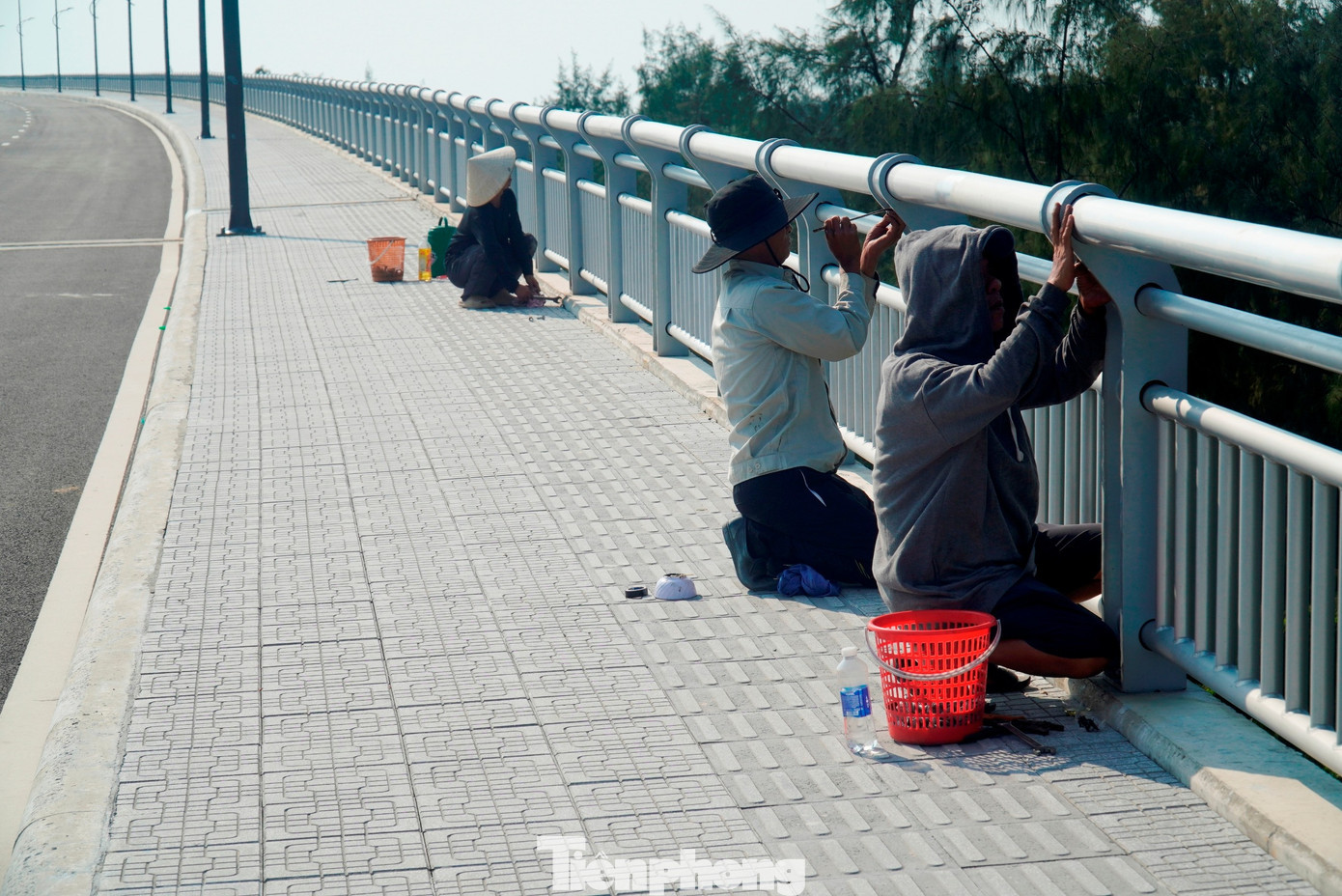 Ở phía bắc, tuyến dài 3,1 km từ cầu Tam Giang đến cầu Thuận An đã gần như hoàn thiện các hạng mục chính như thảm bê tông nhựa, dải phân cách; các phần việc cuối cùng dự kiến hoàn tất trong cuối tháng 3. tp-7-cau-vuot-cua-bien-thuan-an-sap-thong-xe.jpg