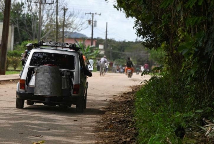 Cận cảnh chiếc ô tô chạy bằng than củi vượt quãng đường 85km không cần một giọt xăng