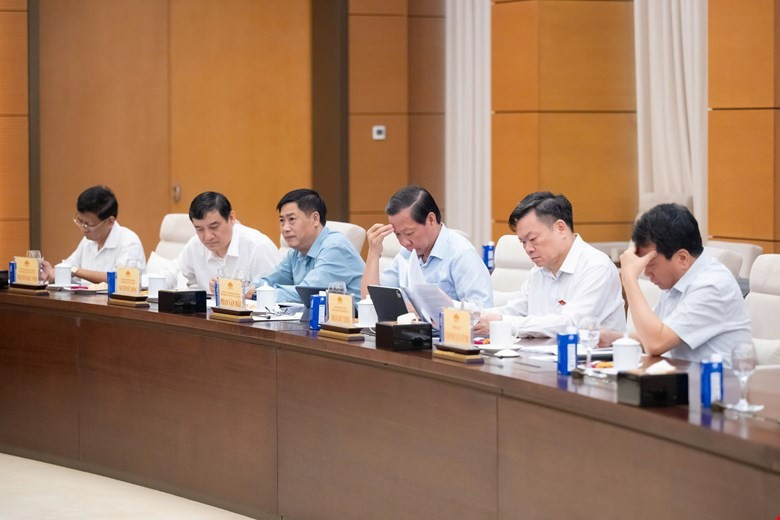 Các đại biểu tại cuộc họp. Ảnh: QH 263ctqh2.jpg