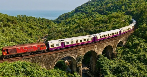 Miền Trung có một đoàn tàu ‘mãn nhãn’: Đi qua cung đường sắt đẹp nhất Việt Nam và vịnh biển đẹp nhất thế giới