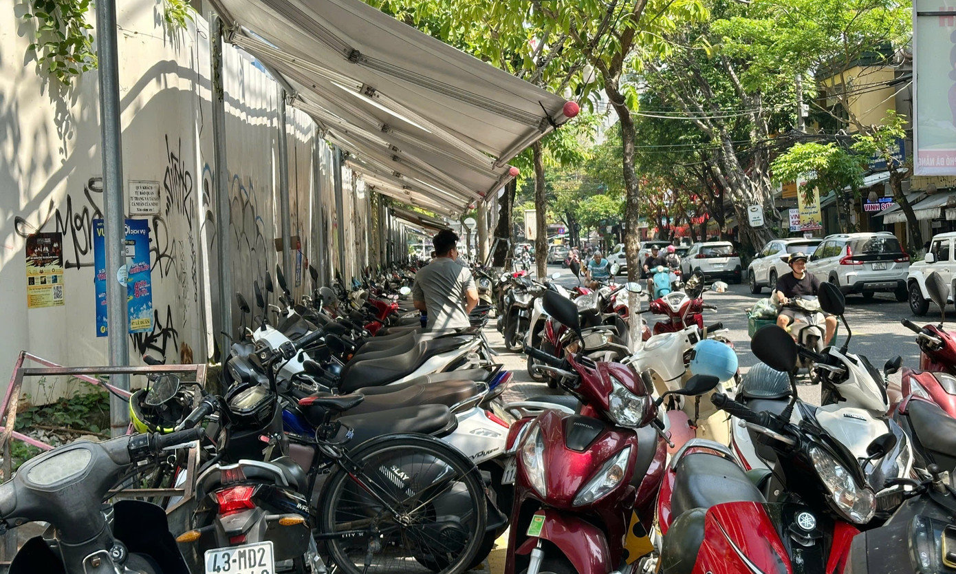 Tuy nhiên, theo ghi nhận của phóng viên, các tuyến đường Trần Quốc Toản, Trần Phú, Nguyễn Chí Thanh, Thái Phiên, Lê Hồng Phong, Nguyễn Thái Học... việc lấn chiếm vỉa hè để làm nơi kinh doanh, để xe đã tạo cảnh quan đô thị thiếu văn minh. Người dân và du khách không còn vỉa hè để đi bộ. 2694864702649110383-7447.jpg