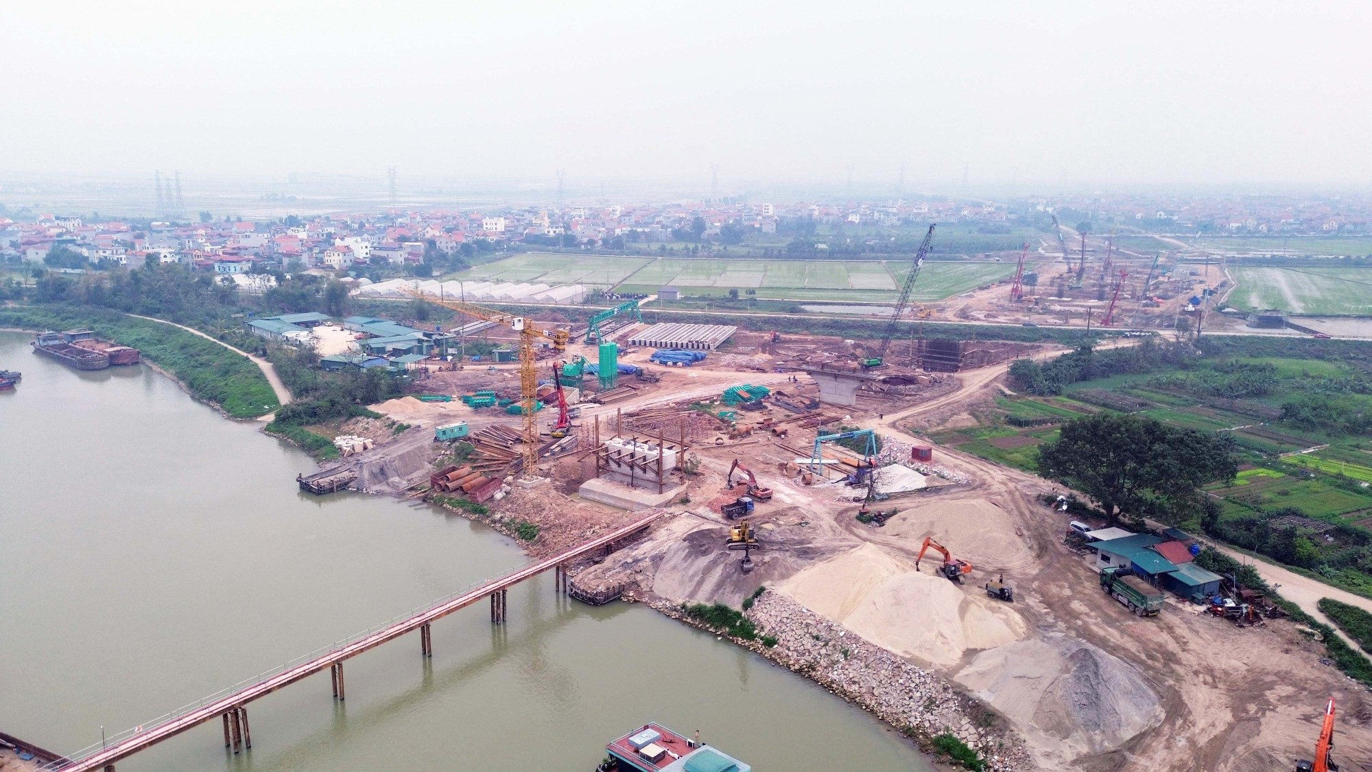 Cầu vượt sông quan trọng của tuyến đường Vành đai 4 - Vùng Thủ đô đón tin vui- Ảnh 2.