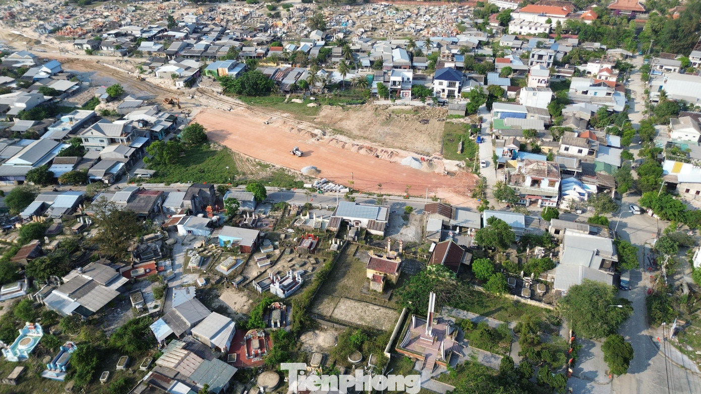 Những ngày cuối tháng 3 này, tình hình thi công và giải phóng mặt bằng trên tuyến đã có những chuyển biến rõ rệt. Ghi nhận tại khu vực đoạn cuối tuyến, dài khoảng 200m qua phường Thuận An, các hộ dân đã nhận đền bù và đang khẩn trương tháo dỡ nhà cửa, công trình phụ để bàn giao mặt bằng. Khu vực đường Hồ Văn Đỗ, gần sân vận động Thuận An cũ - nơi từng là điểm nghẽn, hiện từng bước được giải tỏa. tp-4-cau-vuot-cua-bien-thuan-an-sap-thong-xe.jpg