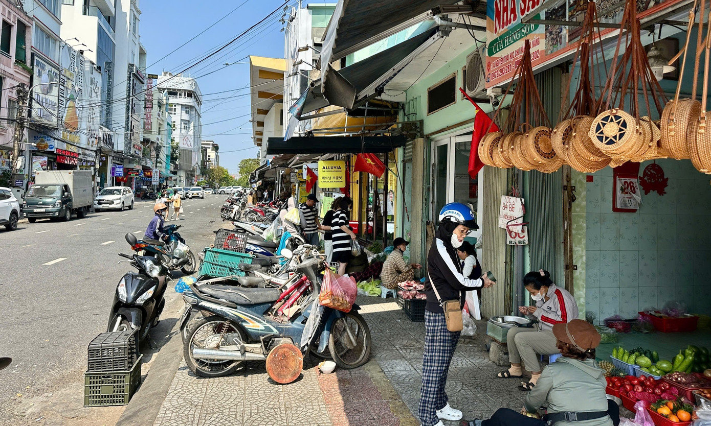 Một đoạn đường Nguyễn Thái Học, vỉa hè bị các hộ kinh doanh lấn chiếm hết để buôn bán, làm nơi để xe. Sau ngày 28/3, việc lấn chiếm vỉa hè như thế này sẽ được Đà Nẵng xử lý với quyết tâm lập lại trật tự, thay đổi ý thức của người dân để xây dựng thành phố văn minh, sạch, đẹp hơn. 1042985615619971012-1258.jpg