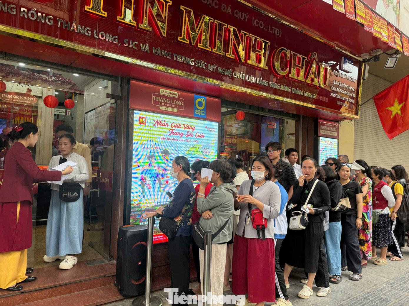 Khách xếp hàng chờ mua vàng tại Bảo Tín Minh Châu, đường Trần Nhân Tông, Hà Nội. tp-bao-tin-minh-chau-3.jpg