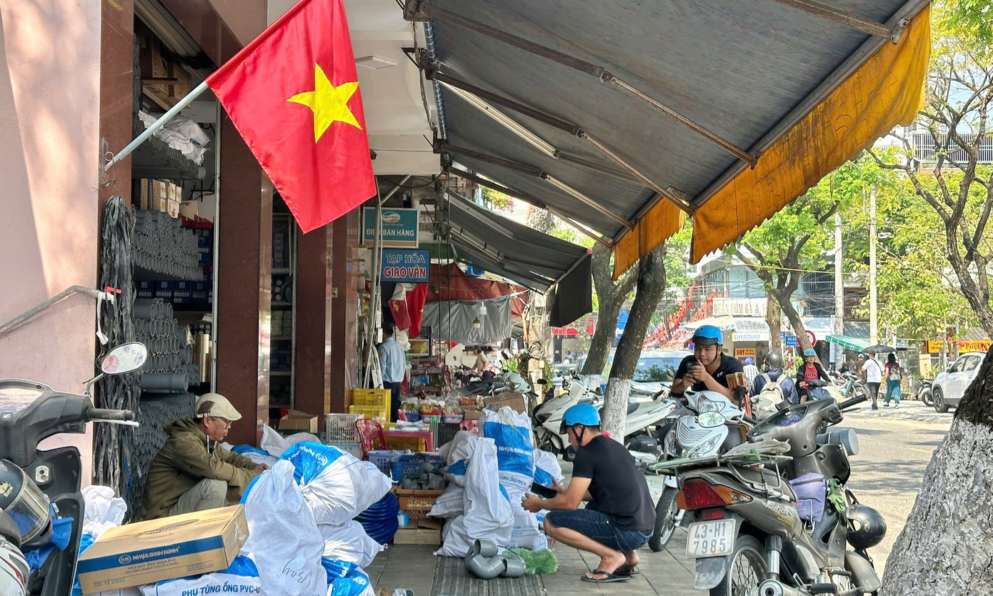 Giai đoạn 2 thực hiện trong tháng 4 với cao điểm kiểm tra, xử lý nghiêm các trường hợp cố tình vi phạm. Giai đoạn 3 duy trì tuần tra thường xuyên, ngăn chặn tái lấn chiếm. 1833332516812495170-2-4330.jpg