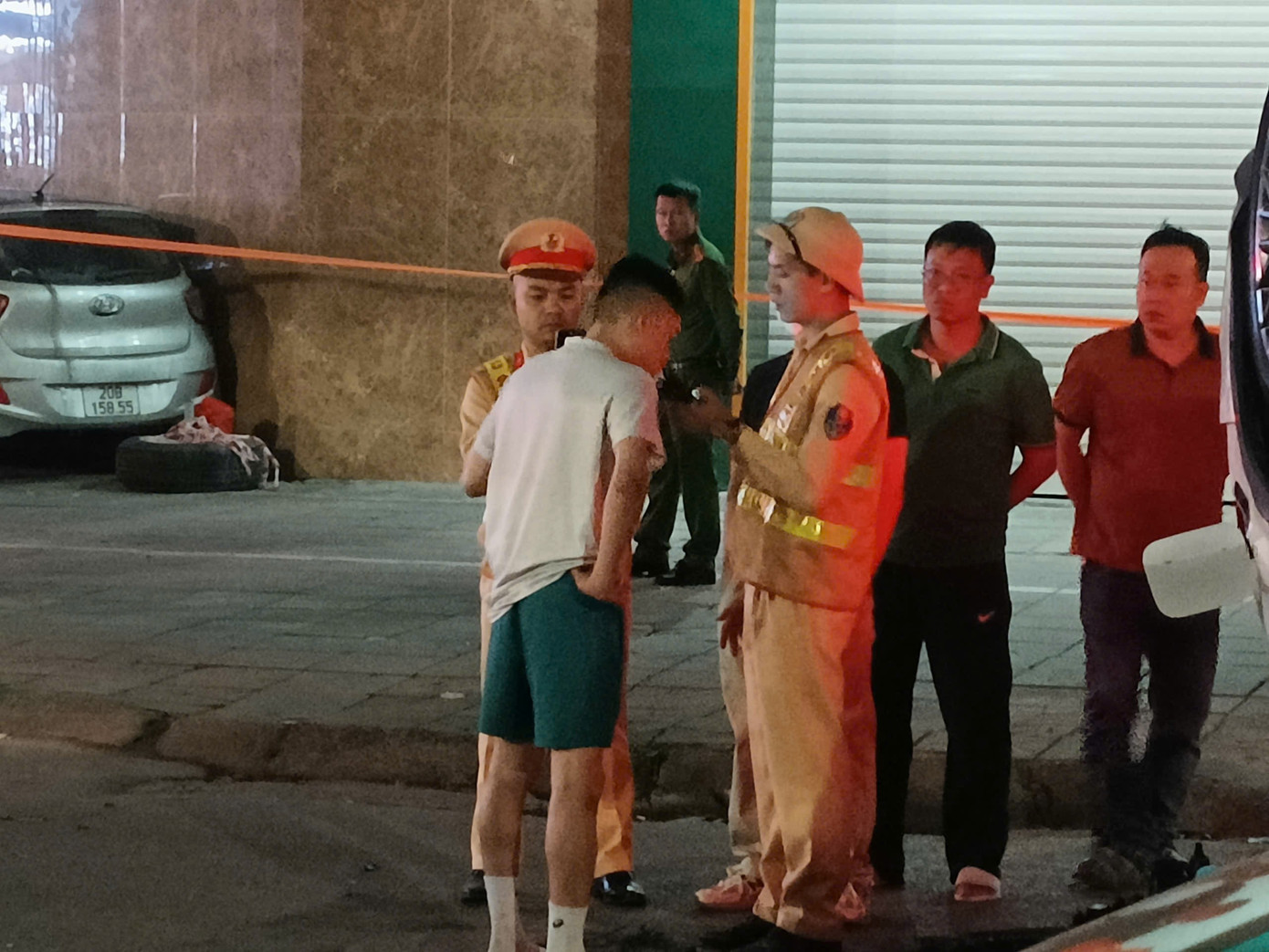 Lực lượng chức năng kiểm tra nồng độ cồn đối với tài xế xe. (Ảnh: Thanh Hà) 4535638363741250851.jpg