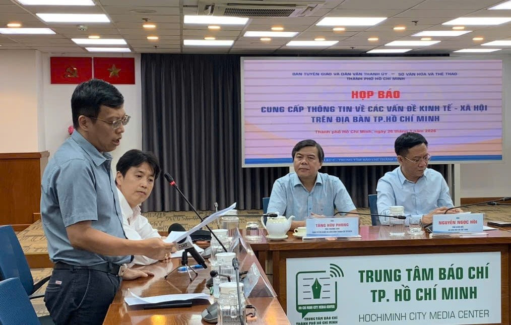 Ông Nguyễn Hoàng Anh trả lời câu hỏi của phóng viên Báo Tiền Phong tại cuộc họp báo TPHCM: Doanh nghiệp điều chỉnh sản xuất, thích ứng trước biến động giá xăng dầu - Ảnh 1.
