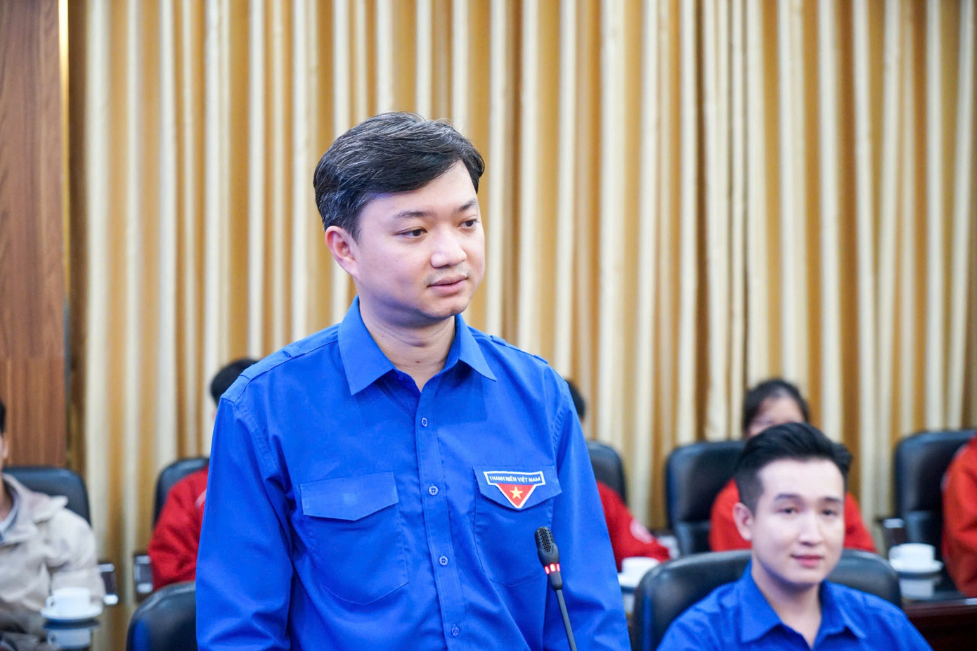 Bí thư thường trực Trung ương Đoàn tuyên dương hành động dũng cảm cứu người của nam sinh ĐH Bách Khoa Hà Nội. T.Ư Đoàn trao tặng Huy hiệu 'Tuổi trẻ dũng cảm' cho nam sinh Bách Khoa cứu người trong đám cháy ở Lĩnh Nam - Ảnh 2.