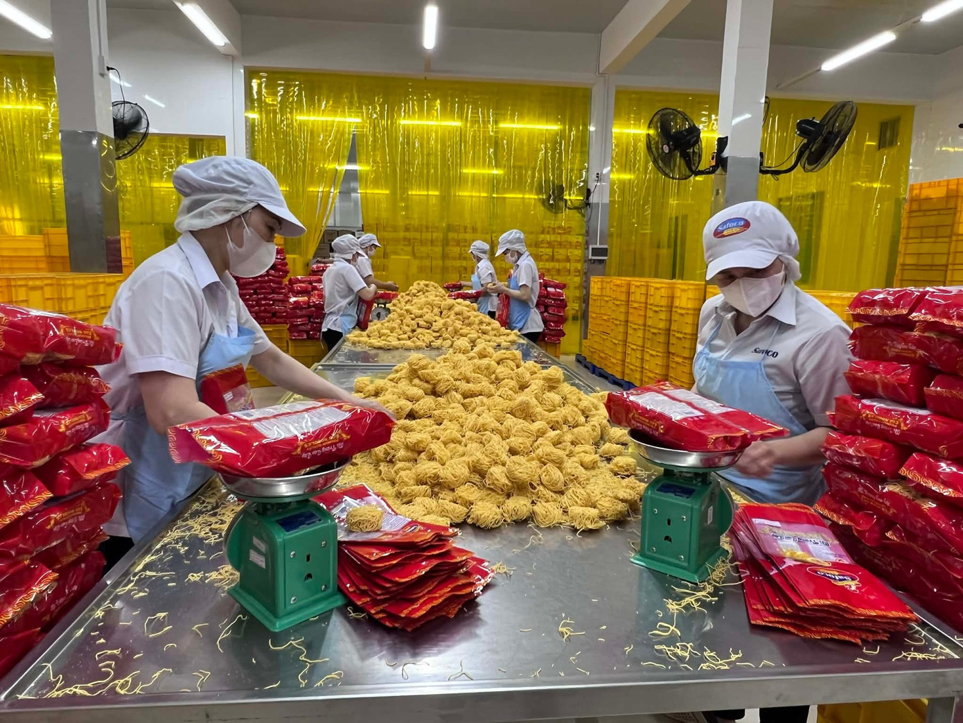 Công nhân tại một cơ sở sản xuất mỳ đóng gói ở TPHCM. Ảnh Uyên Phương TPHCM: Doanh nghiệp điều chỉnh sản xuất, thích ứng trước biến động giá xăng dầu - Ảnh 2.