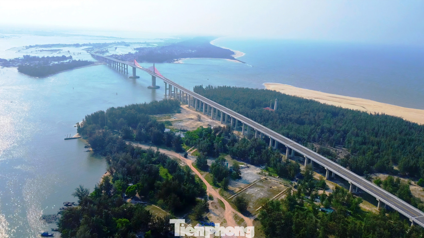 Theo Ban QLDA Đầu tư xây dựng khu vực 1 - đơn vị đảm trách giải phóng mặt bằng, phần lớn mặt bằng phía bắc cầu (xã Hải Dương cũ) và dọc tuyến đã được bàn giao trước đó. Phần còn lại khoảng 200m phía nam cũng đã được các hộ dân cam kết bàn giao trước ngày 26/3, cơ bản tháo gỡ vướng mắc cuối cùng của dự án. tp-5-cau-vuot-cua-bien-thuan-an-sap-thong-xe.jpg