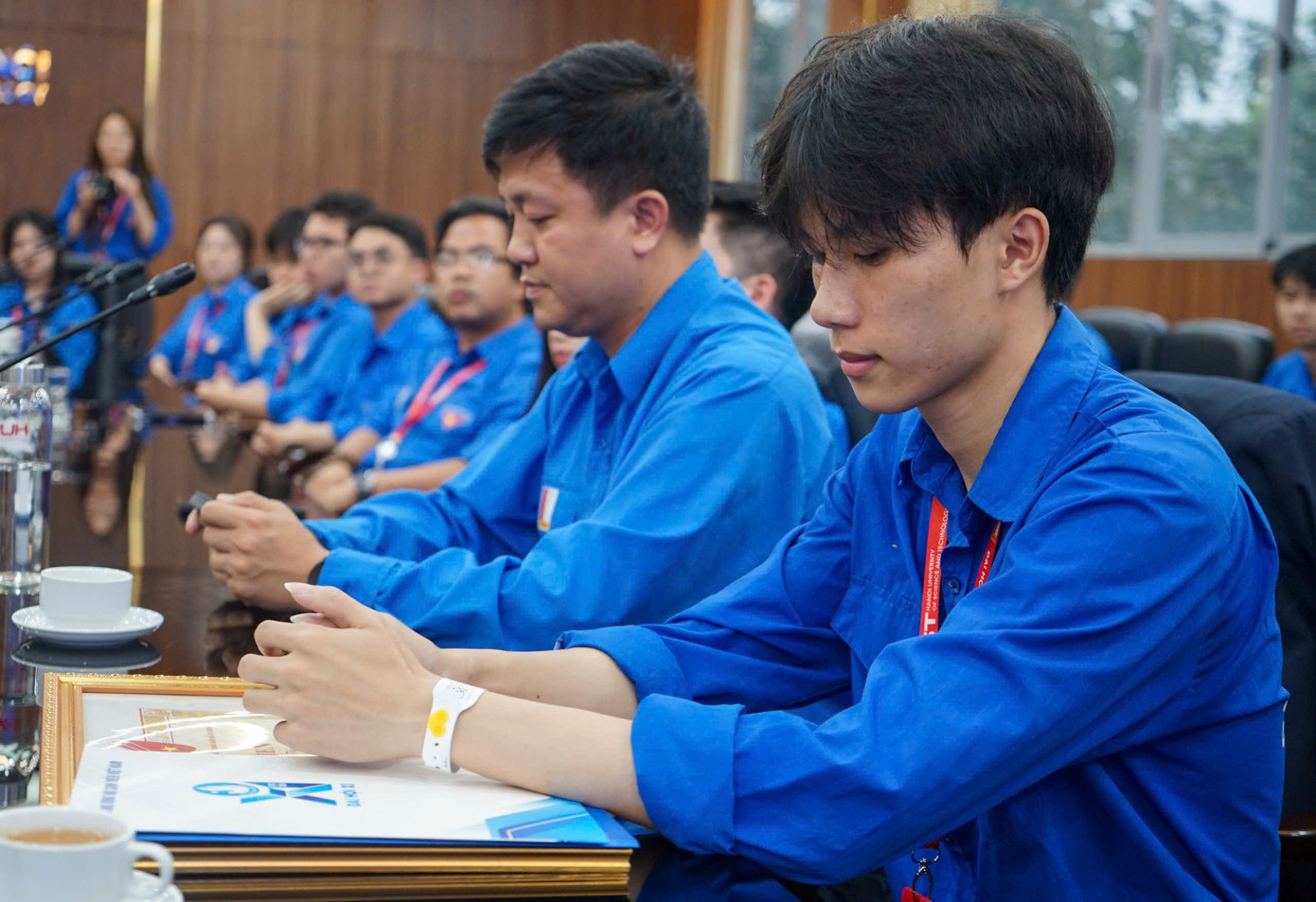 Nguyễn Lê Tú cho biết, em vừa được xuất viện về nhà hôm nay. T.Ư Đoàn trao tặng Huy hiệu 'Tuổi trẻ dũng cảm' cho nam sinh Bách Khoa cứu người trong đám cháy ở Lĩnh Nam - Ảnh 3.