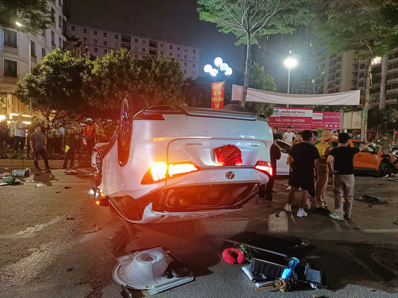 Chiếc xe gây tai nạn bị lật ngửa. (Ảnh: Thanh Hà) tainan2.jpg
