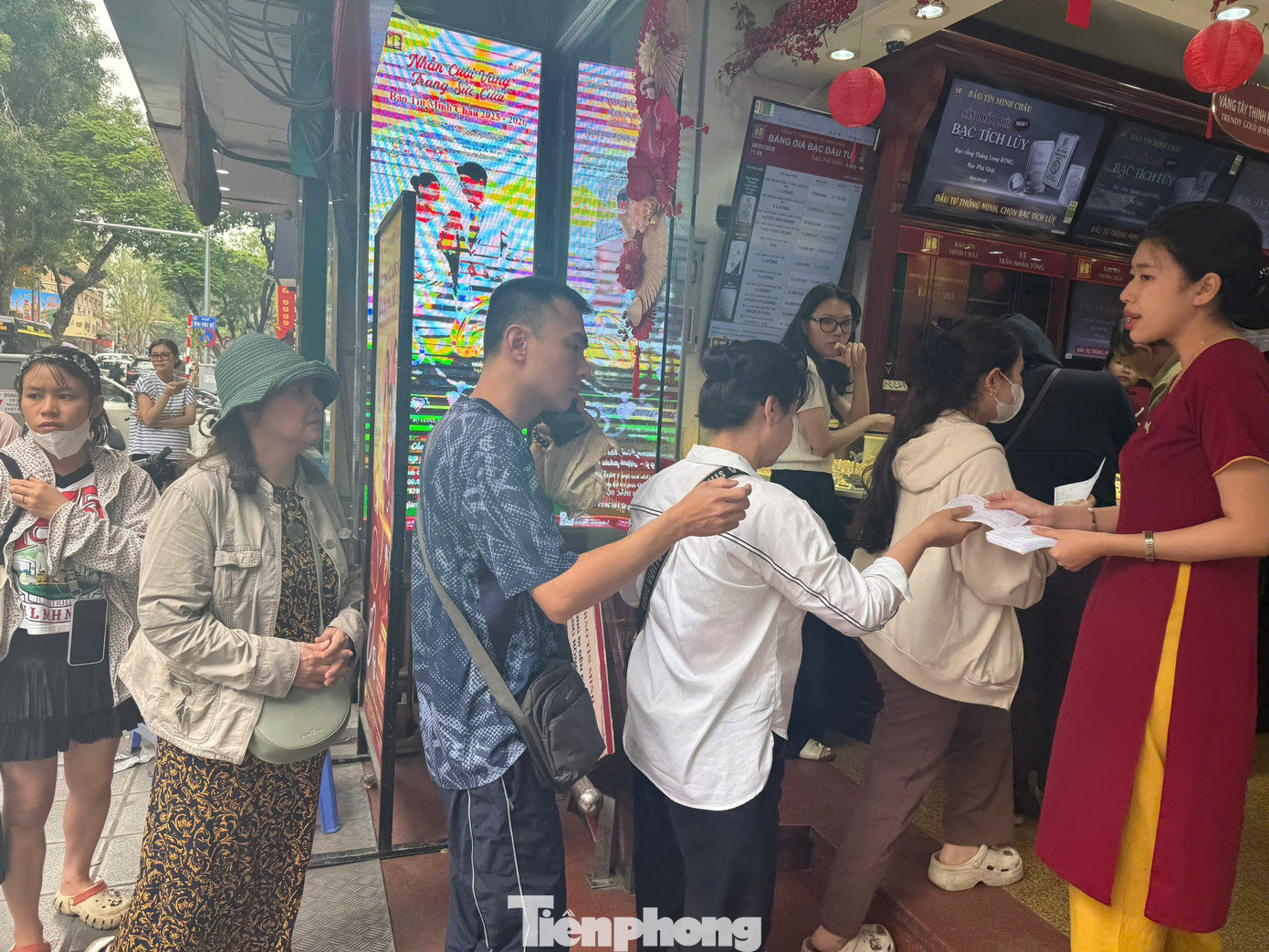 Khách được phát phiếu điền thông tin vào mua vàng. tp-bao-tin-minh-chau-4.jpg