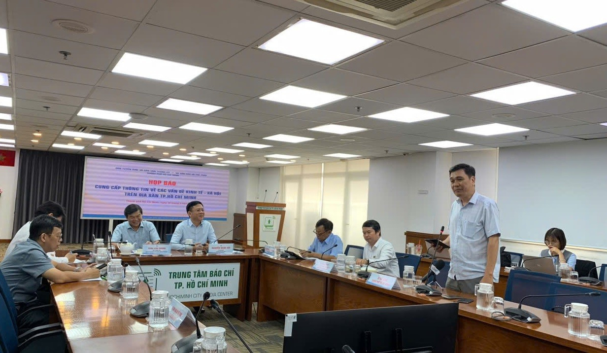 Ông Nguyễn Kiên Giang chia sẻ thông tin tại buổi họp báo (chiều 26/3) TP.HCM nói gì về thông tin cấm xe bán tải vào nội đô? - Ảnh 1.