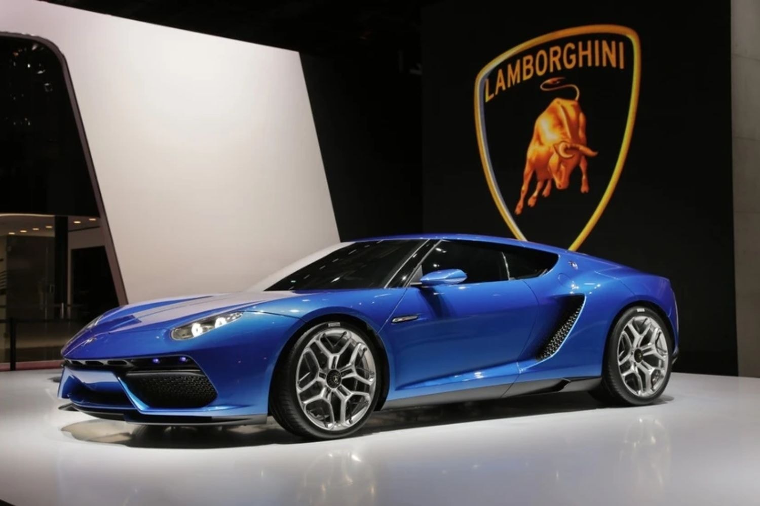 Lamborghini hủy dự án xe điện Lanzador: Tham vọng hồi sinh huyền thoại Grand Tourer
