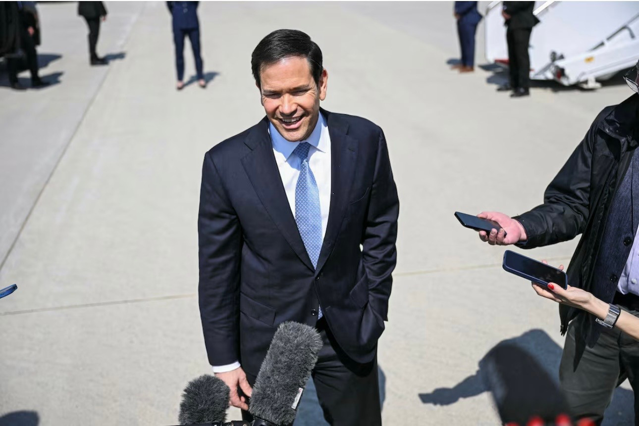 Ngoại trưởng Mỹ Marco Rubio phát biểu với báo chí trước khi lên đường dự cuộc họp của G7. (Ảnh: Reuters) Châu Âu sẽ thúc ép Mỹ về việc Nga hỗ trợ Iran - Ảnh 1.