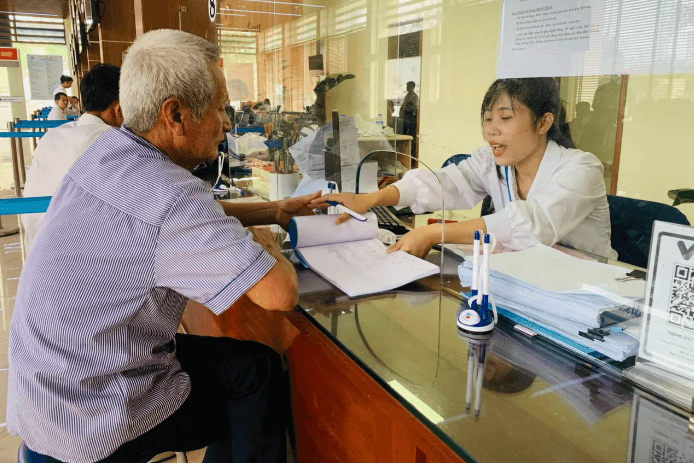 Có 4 lĩnh vực trọng tâm mà Hà Nội sẽ được trao quyền chủ động. Ảnh minh họa Hà Nội sẽ được linh hoạt trong xác định biên chế, vị trí việc làm, chính sách đãi ngộ? - Ảnh 1.