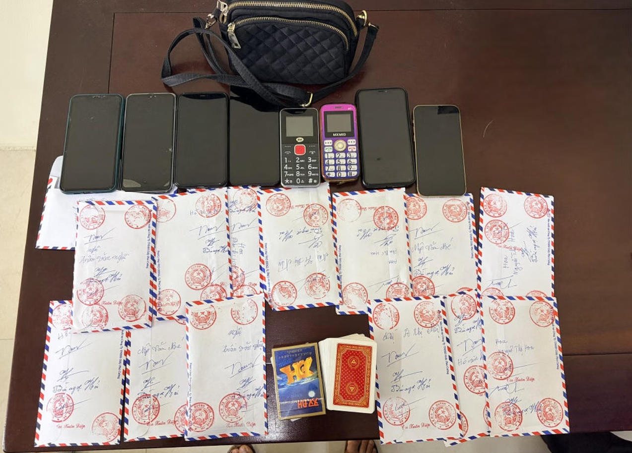 Mật phục, đột kích nhà Tô Hoài Thu SN 1978, tịch thu 8 điện thoại, 4 xe máy, 2 bộ bài và 86,8 triệu đồng tiền mặt