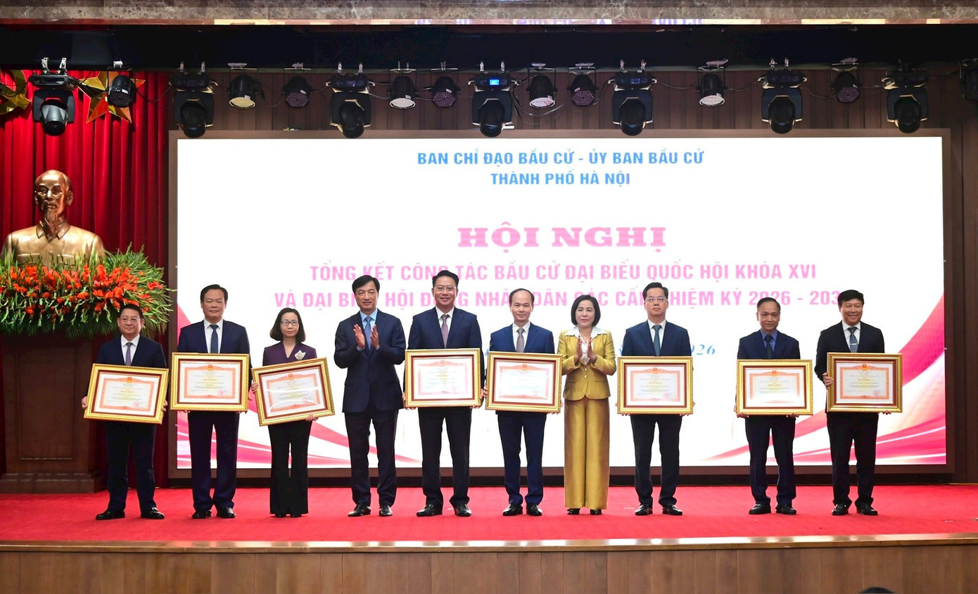 Bí thư Thành ủy Hà Nội Nguyễn Duy Ngọc và Phó Chủ tịch Quốc hội Nguyễn Thị Thanh trao Bằng khen tặng các tập thể có thành tích xuất sắc. Ảnh: Thành Thái Hà Nội cần khẩn trương kiện toàn bộ máy, lựa chọn các cán bộ có tư duy hiện đại - Ảnh 1.