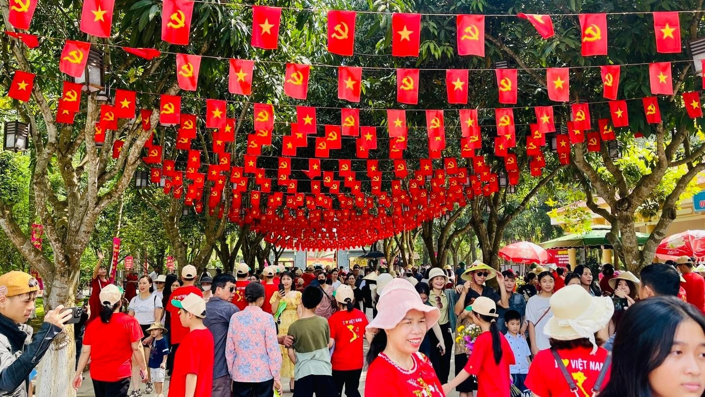 Vé máy bay tăng cao, đây là những điểm đến vừa đẹp vừa tiết kiệm để 'đi trốn' dịp 30/4 - Ảnh 1.