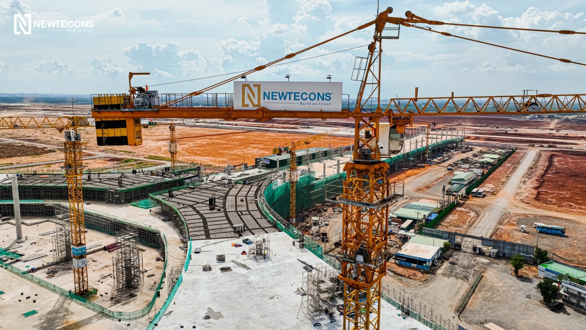 Trong một ngày, công ty xây dựng của ông Nguyễn Bá Dương đồng loạt khởi công hai dự án quy mô lớn tại Hà Nội