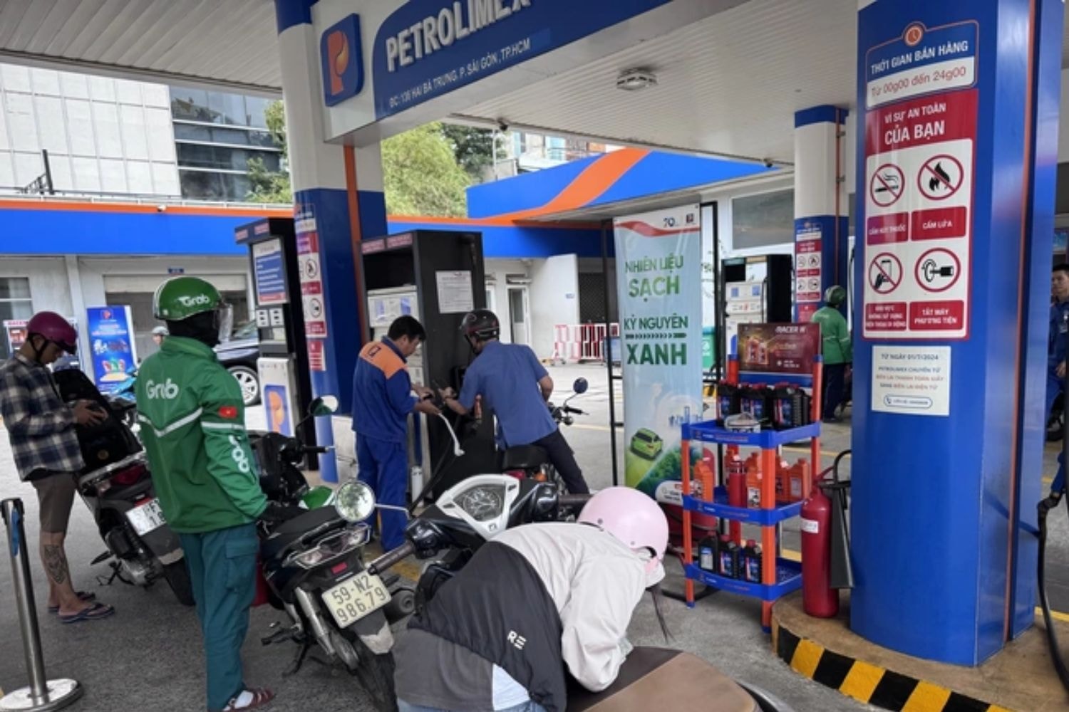 Giảm thuế môi trường, VAT, tiêu thụ đặc biệt với xăng dầu bắt đầu từ 24h ngày 26/3 - Ảnh 1.