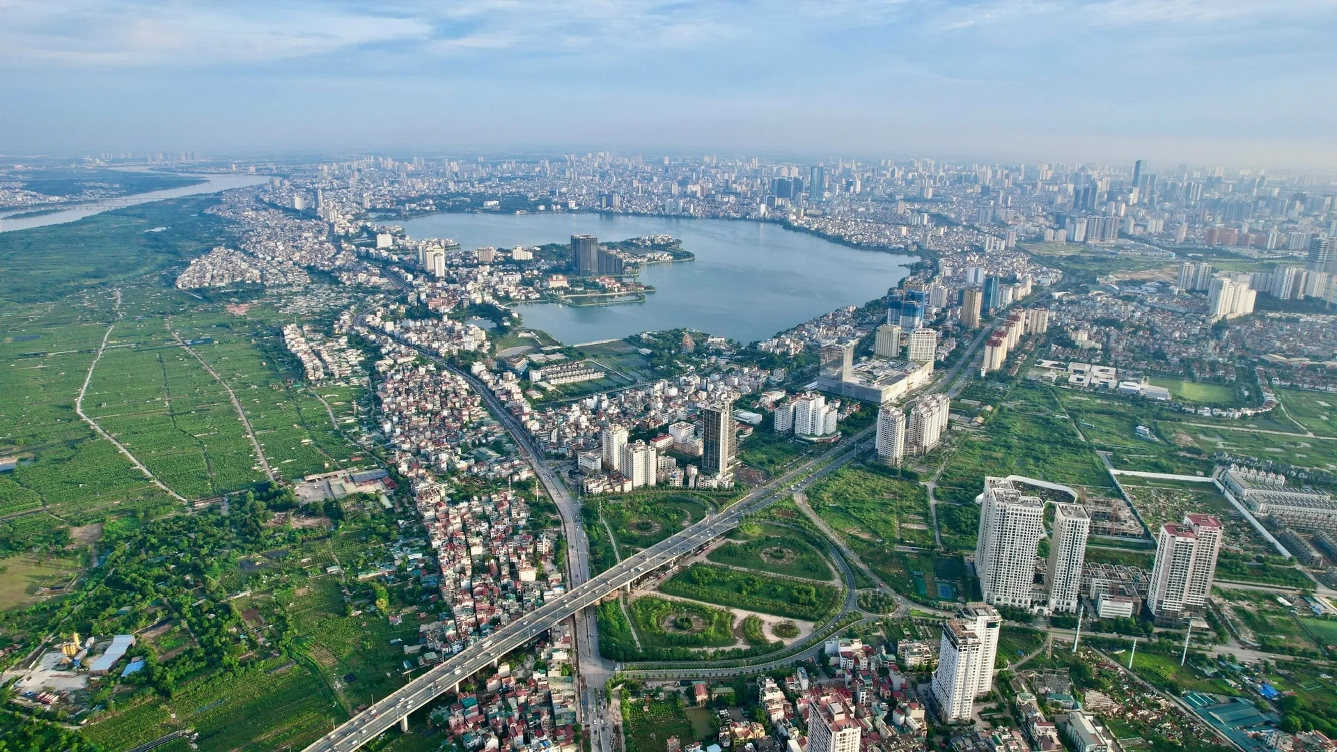 Lãi suất lên 17%, đất ven Hà Nội 'ngáo giá': Cảnh báo nguy cơ nhà đầu tư mắc kẹt - Ảnh 1.
