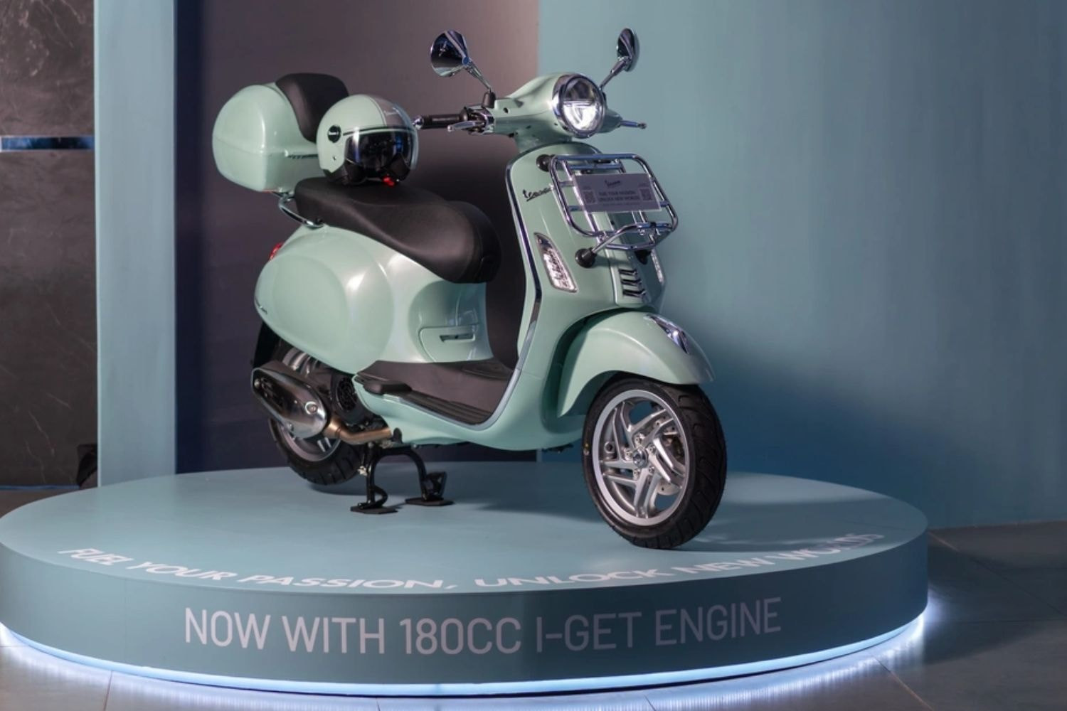 Vespa tung Sprint và Primavera 180cc: Động cơ mạnh hơn, màn hình TFT, khóa thông minh nhưng giá không đổi - Ảnh 1.
