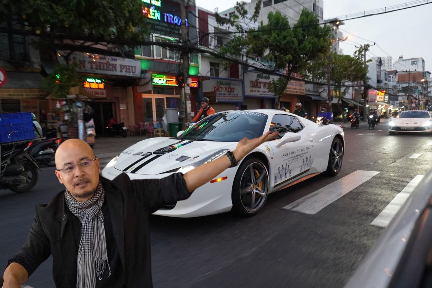 Dàn siêu xe của ông Đặng Lê Nguyên Vũ lặng lẽ rời phố thị, bắt đầu chặng đường chinh phục Tây Nguyên trong Hành trình Từ Trái Tim