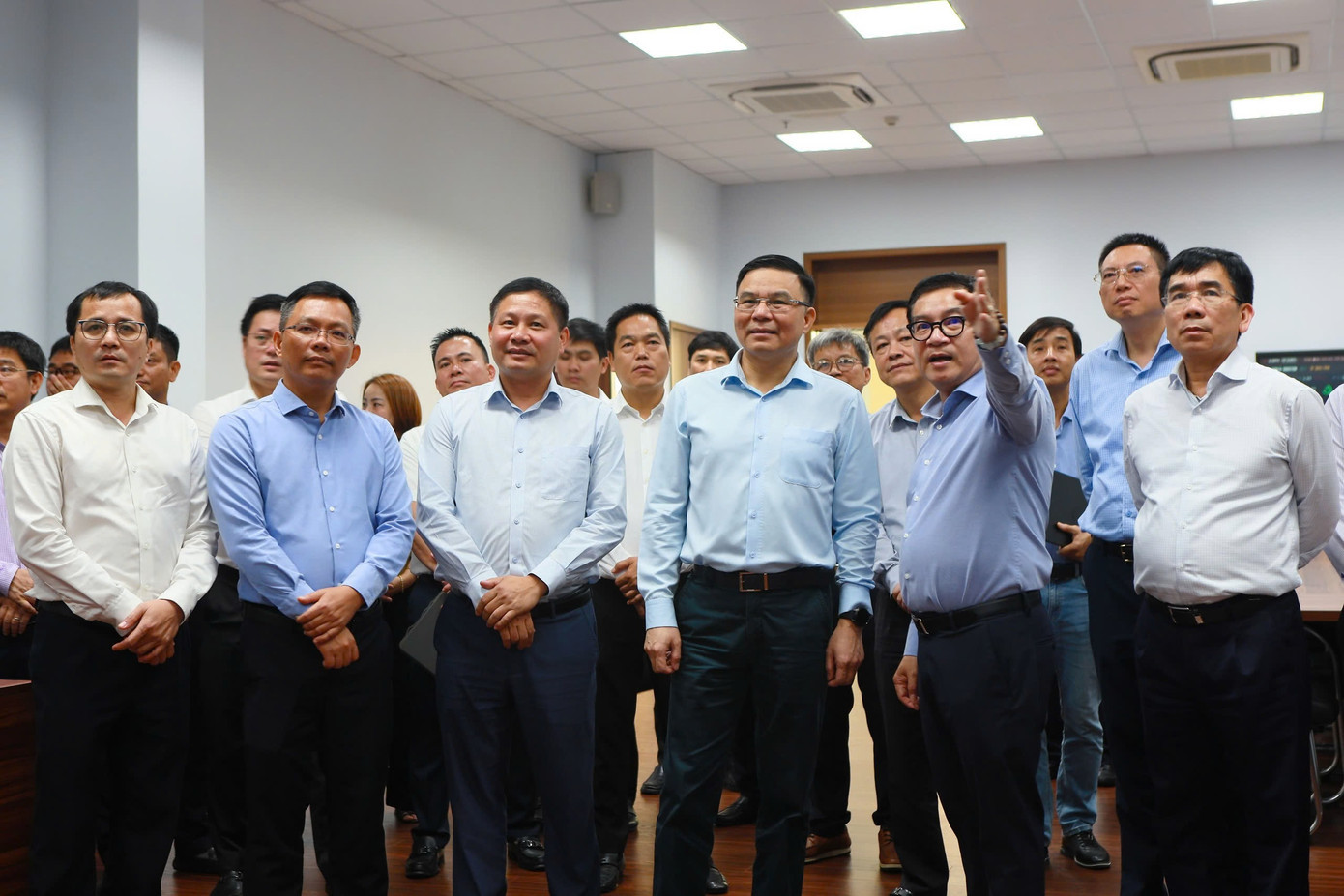 Quyền Bộ trưởng Lê Mạnh Hùng nghe báo cáo về tình hình triển khai sản xuất của BSR trong thời gian qua và kế hoạch vận hành trong giai đoạn sắp tới. 3074328254339760624.jpg