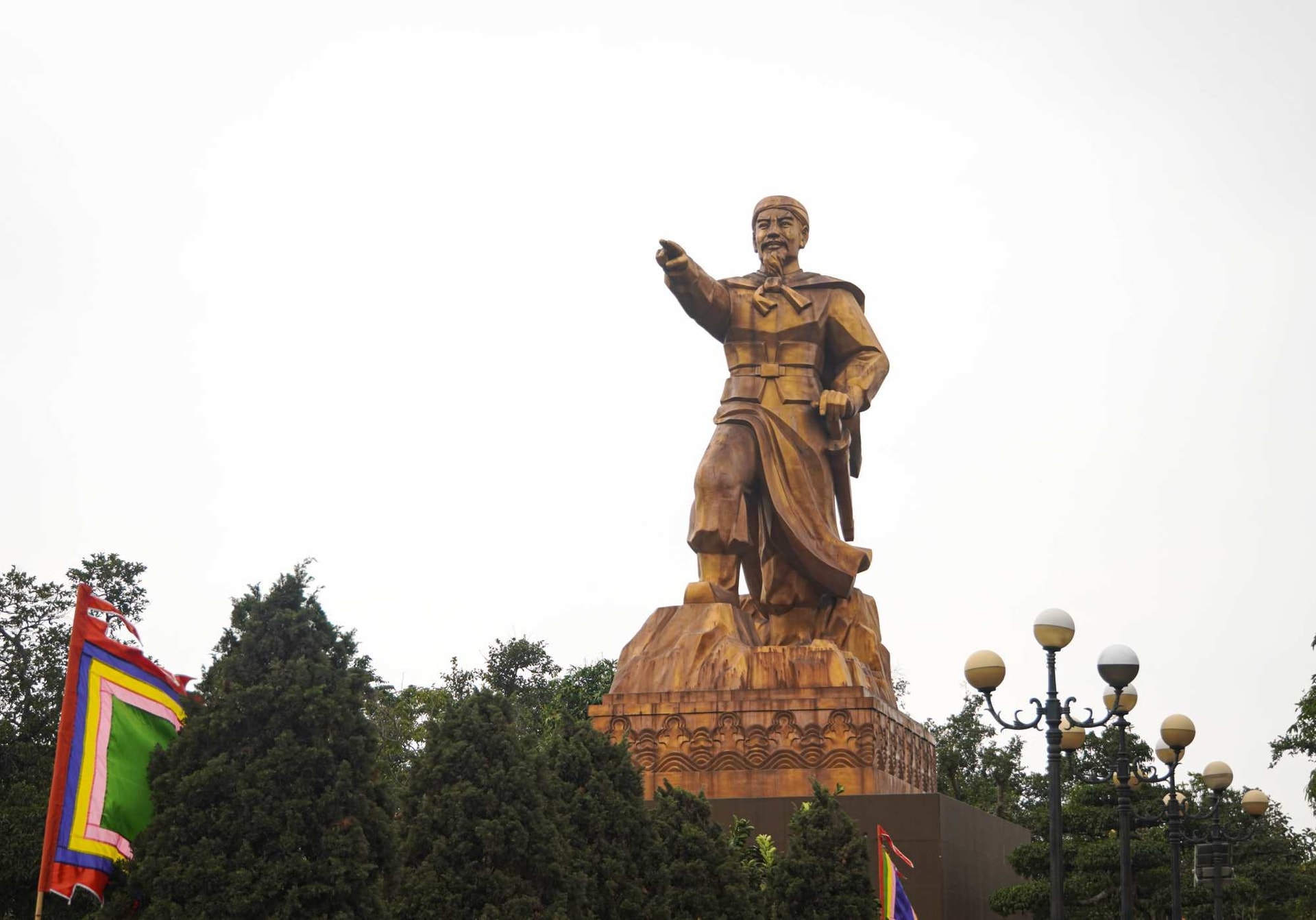 Vị vua chỉ huy trận thủy chiến vĩ đại bậc nhất lịch sử Việt Nam, được thờ tại linh từ nổi tiếng