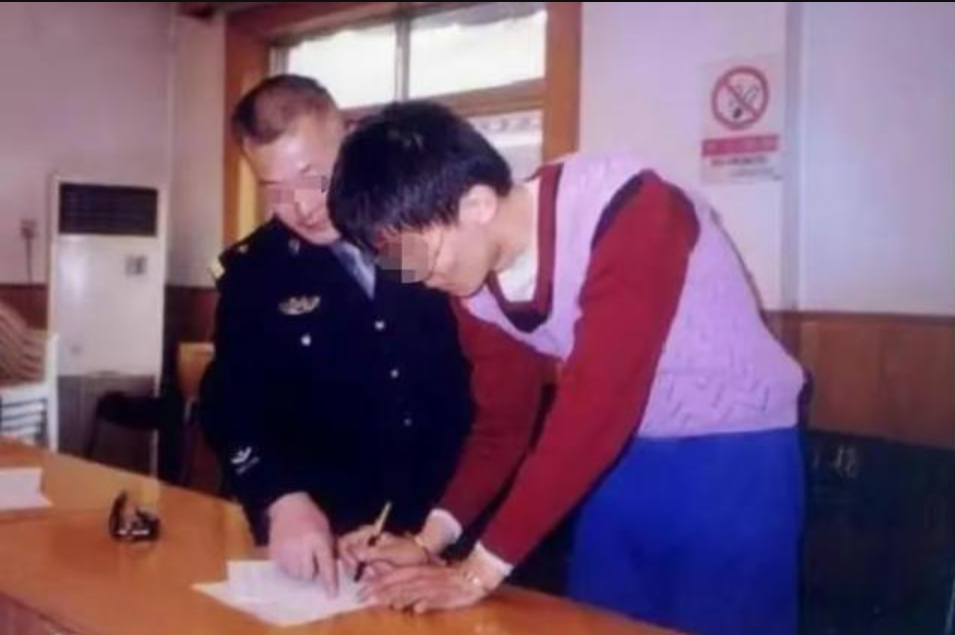 Thần đồng của 'Harvard châu Á' từng ném axit sulfuric vào một con gấu nhưng được tuyên vô tội, hiện giữ chức vụ cao tại cơ quan Nhà nước