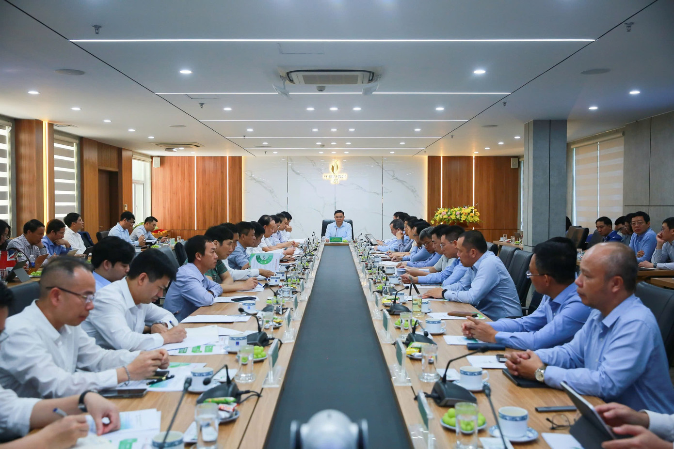 Quang cảnh buổi làm việc. 3437774688514822765.jpg