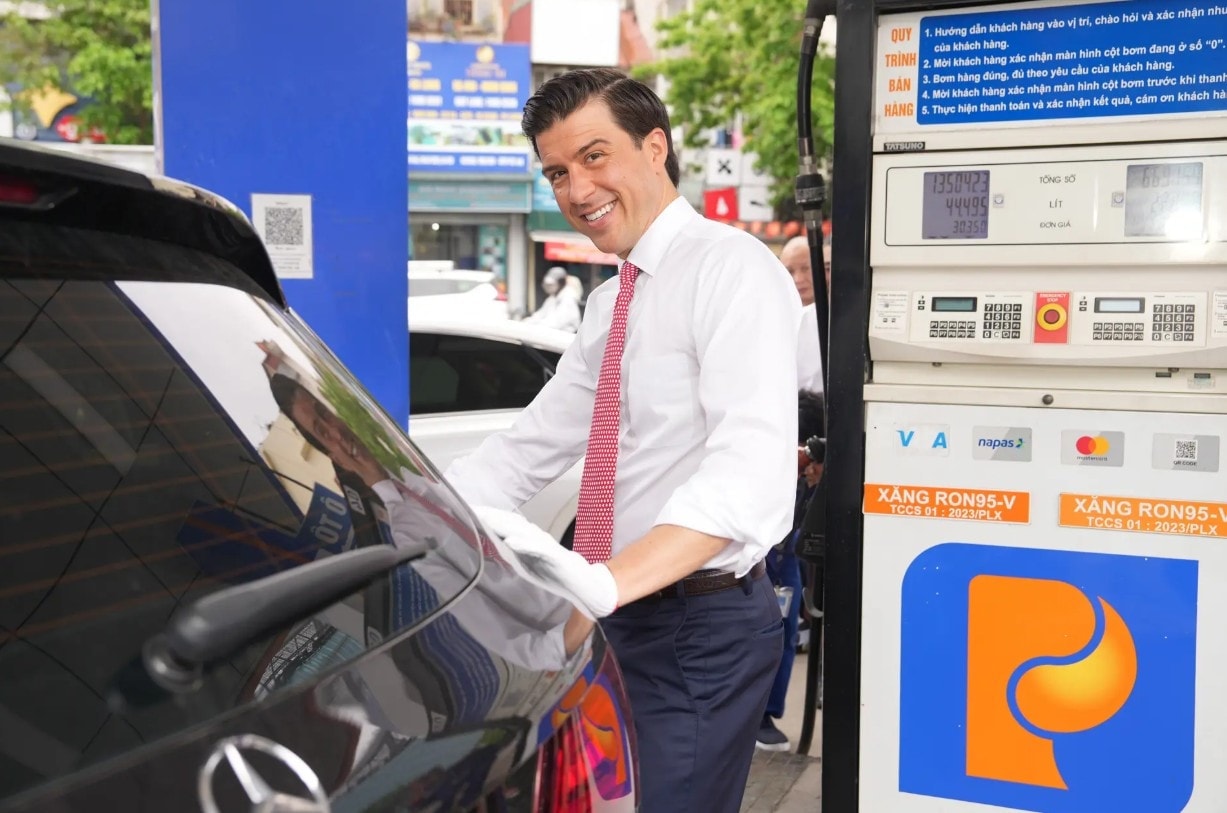 Đến thăm Petrolimex, Thứ trưởng Mỹ trực tiếp đứng đổ xăng cho người dân