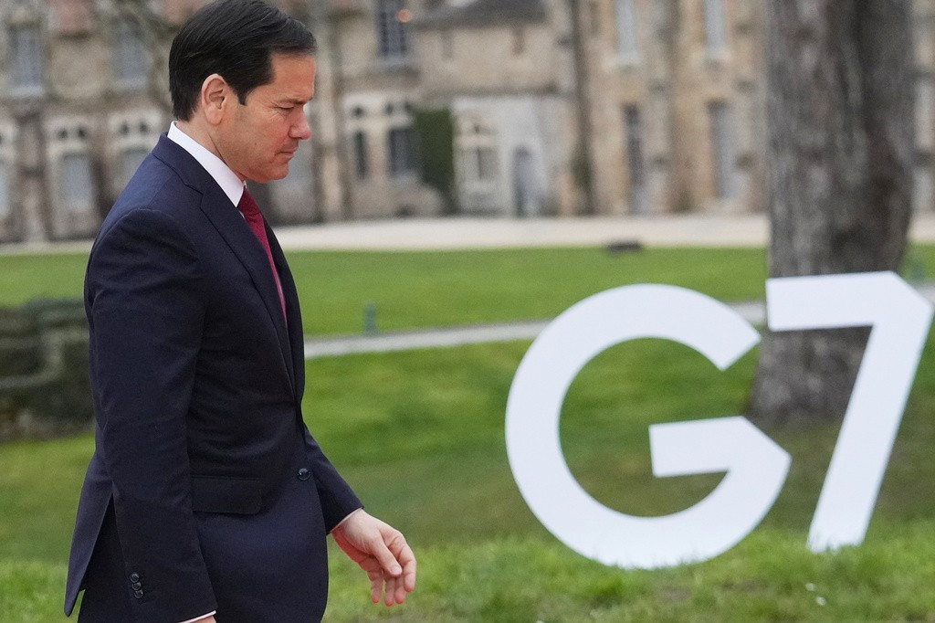 Ngoại trưởng Mỹ Marco Rubio đến dự hội nghị ngoại trưởng G7 tại Pháp ngày 27/3. (Ảnh: AP) Đấu khẩu ở G7 vì Iran và Ukraine - Ảnh 1.